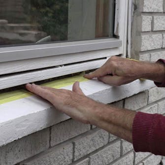 Vinduets bundfuge er ødelagt: Tape af langs kanten af sprækken Vinduets bundfuge er ødelagt: Tape af langs kanten af sprækken